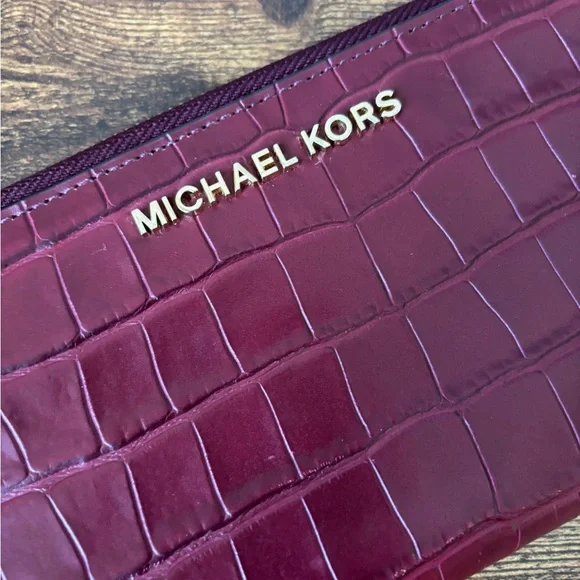 Michael Kors Jet Set smartphone wristlet burgundy crocodile-embossed design - Picture 13 of 13